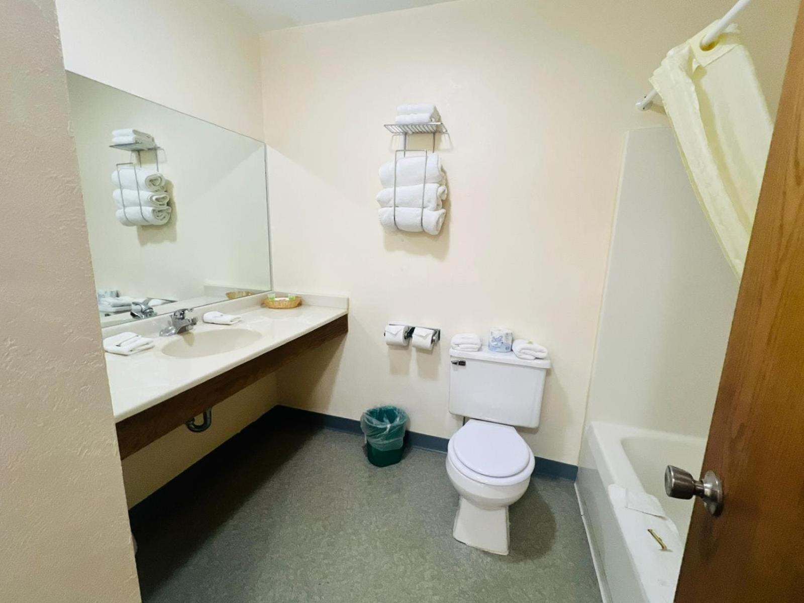 Fort Atkinson Villa Inn Motel Near Hwy 12 Wi Capital O المظهر الخارجي الصورة